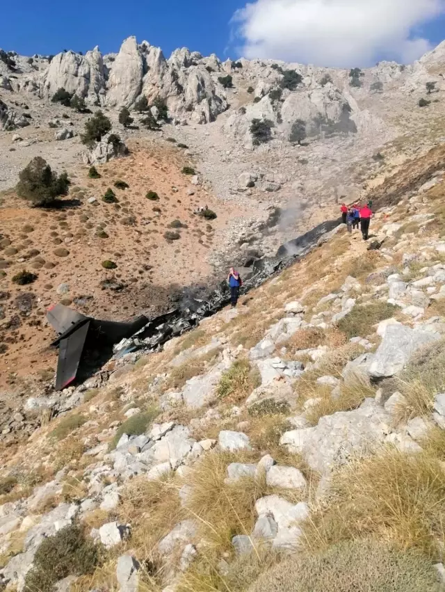 Enkaz bölgesinde takımlar çalışmalarını sürdürüyor