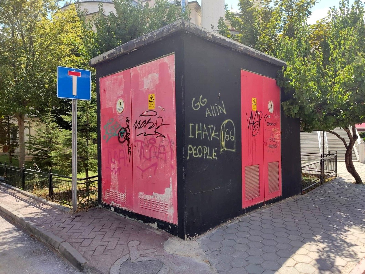 Eskişehir'de spreyle boyanan trafolar görüntü kirliliği oluşturuyor