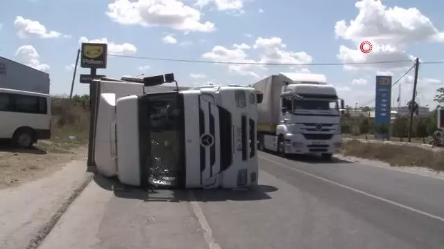 Hadimköy'de tır devrildi, yola litrelerce akaryakıt boşaldı