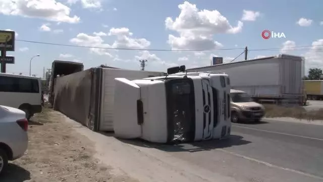 Hadimköy'de tır devrildi, yola litrelerce akaryakıt boşaldı