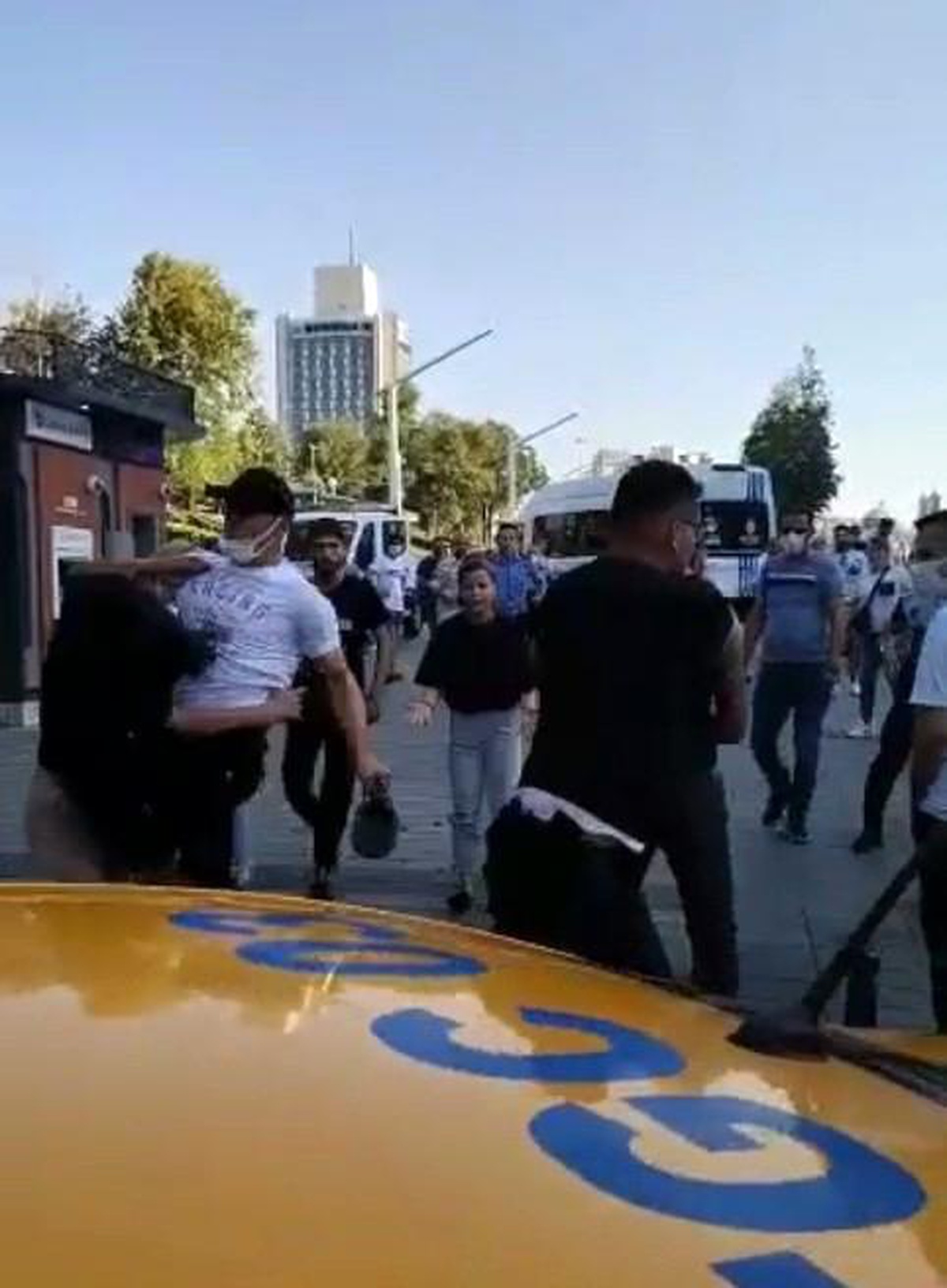 Son dakika haberi: İBB zabıtasının bir kadına uçan tekme attığı anlar kamerada