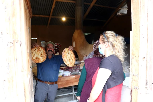 Kadınlar mahallenin fırınlarında Çeçen ekmeği yapıyor