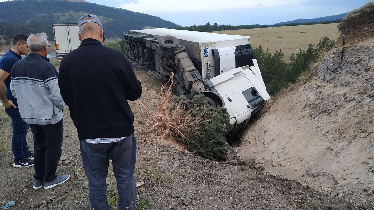 Şarampole devrilen tırın sürücüsü yaralandı