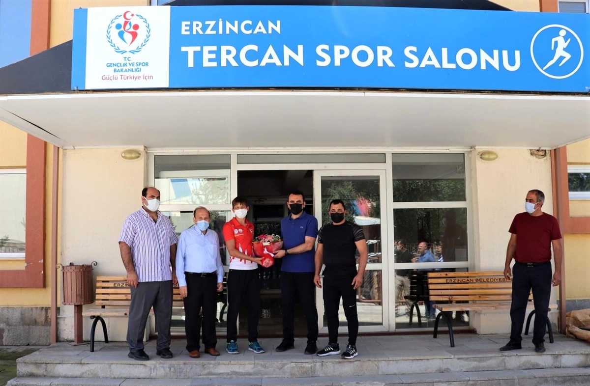 Kaymakamdan genç güreşçilere hediye - Vimarsana News