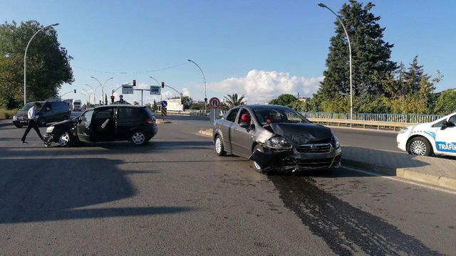 kocaeli de iki otomobil carpisti 1 yarali 2 14331484 o