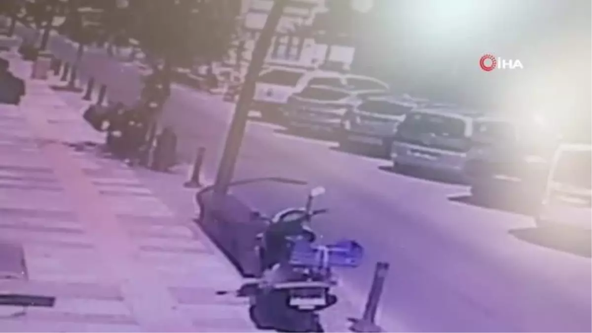 Motosiklet belediyenin temizlik aracına böyle çarptı