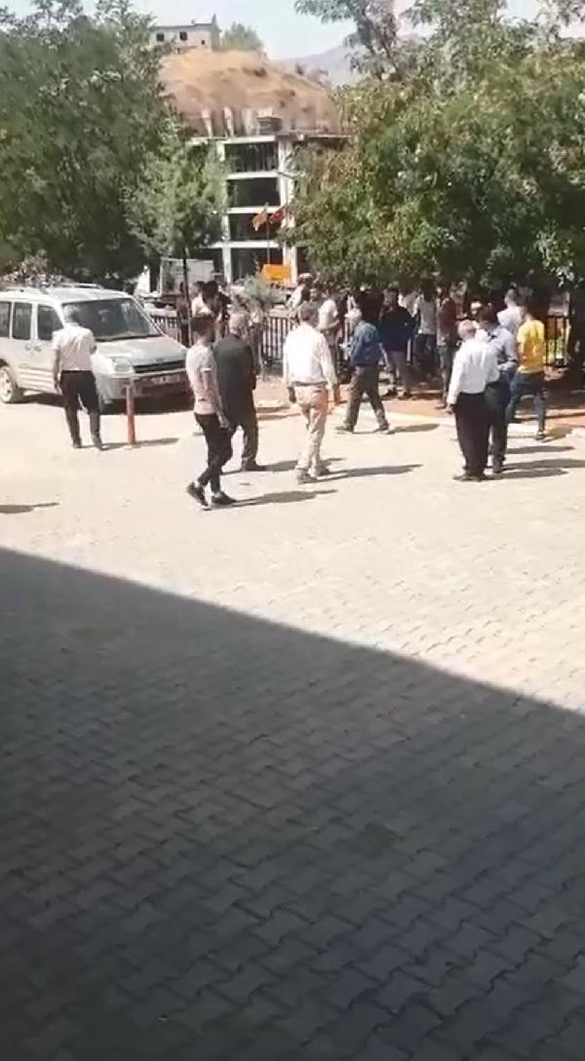 ŞIRNAK'TA BAHÇE DUVARININ YIKIMI SIRASINDA PATLAMA: 3 YARALI - Vimarsana News