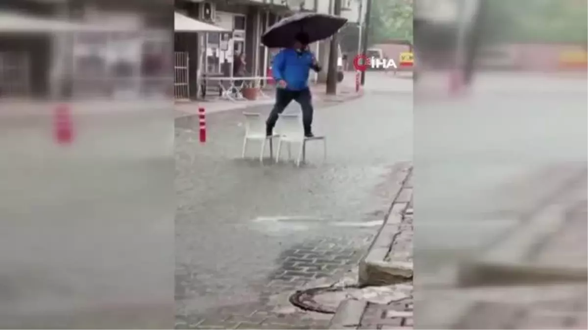 Su basan yolun karşısına sandalyelerle böyle geçti