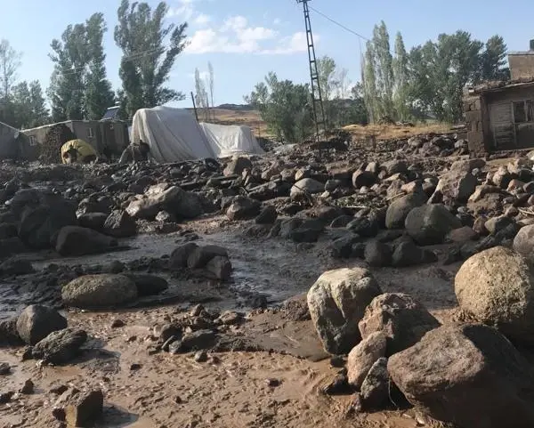 Ağrı'da sel suları evini basınca kalp krizi geçiren kadın öldü