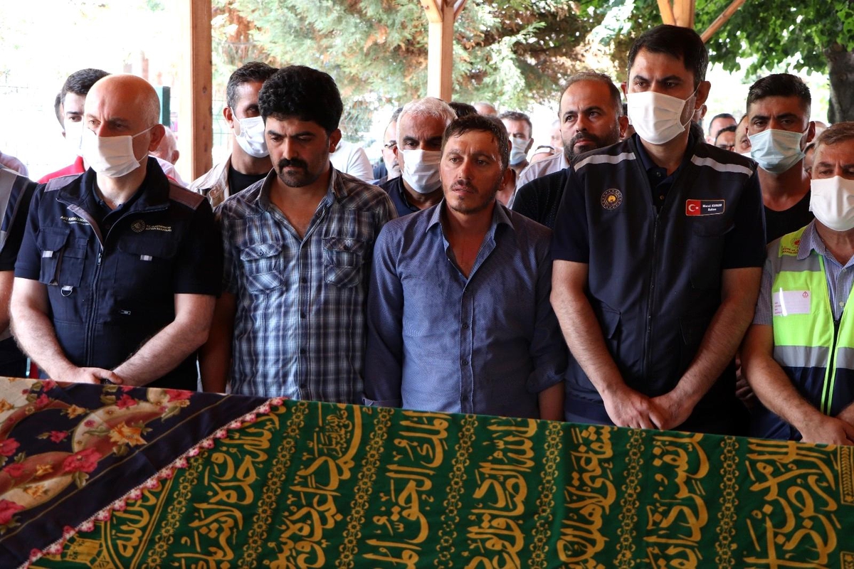 Son dakika haber | Bakanlar Kurum ve Karaismailoğlu, selde hayatını kaybeden Demirkol'un cenazesine katıldı