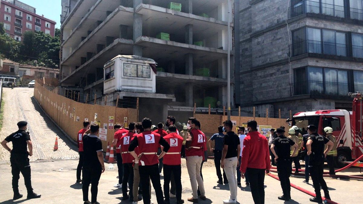 Beyoğlu'nda inşaatta yangın: 1'i ağır 6 yaralı
