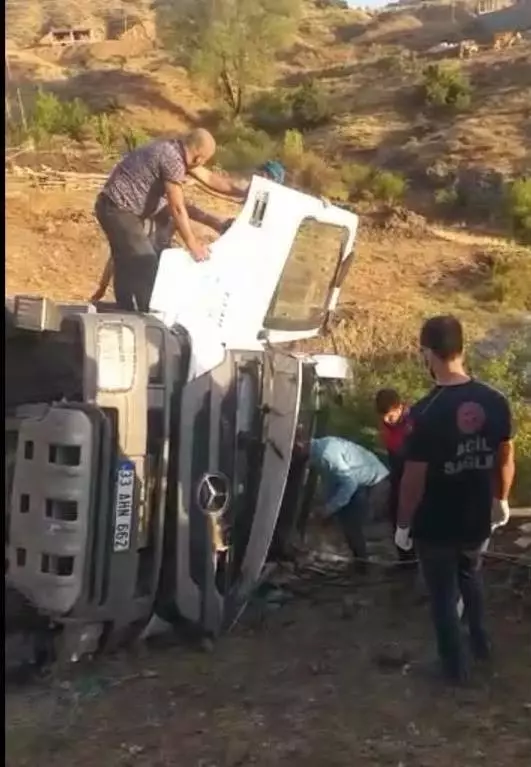 Devrilen kamyonda sıkışan sürücü kurtarıldı