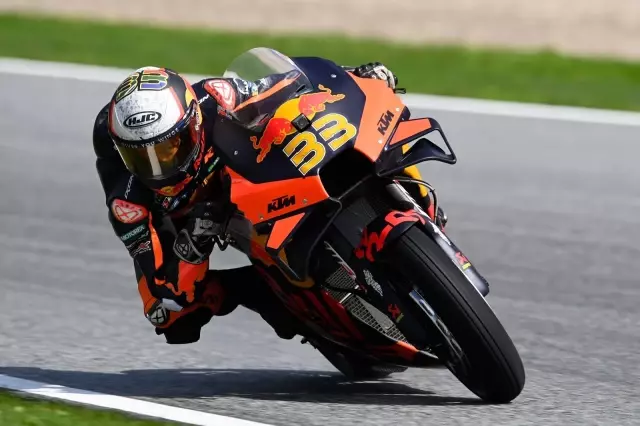 Son dakika: Brad Binder ıslak zeminde kuru lastiklerle ...