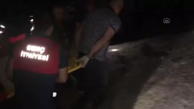 Devrilen kamyonda sıkışan sürücü kurtarıldı Devrilen kamyonda sıkışan sürücü kurtarıldı