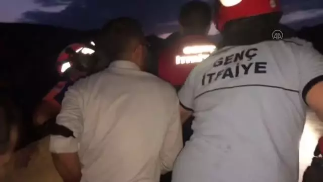 Devrilen kamyonda sıkışan sürücü kurtarıldı
