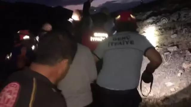 Devrilen kamyonda sıkışan sürücü kurtarıldı