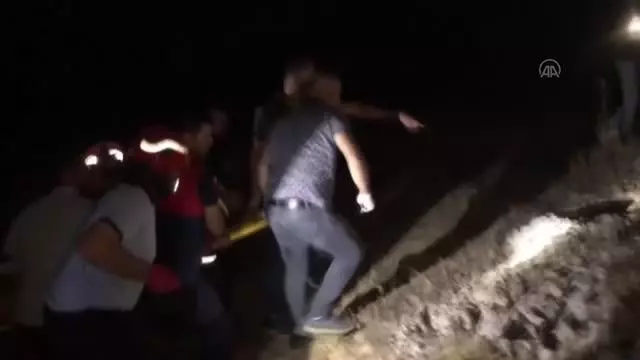 Devrilen kamyonda sıkışan sürücü kurtarıldı