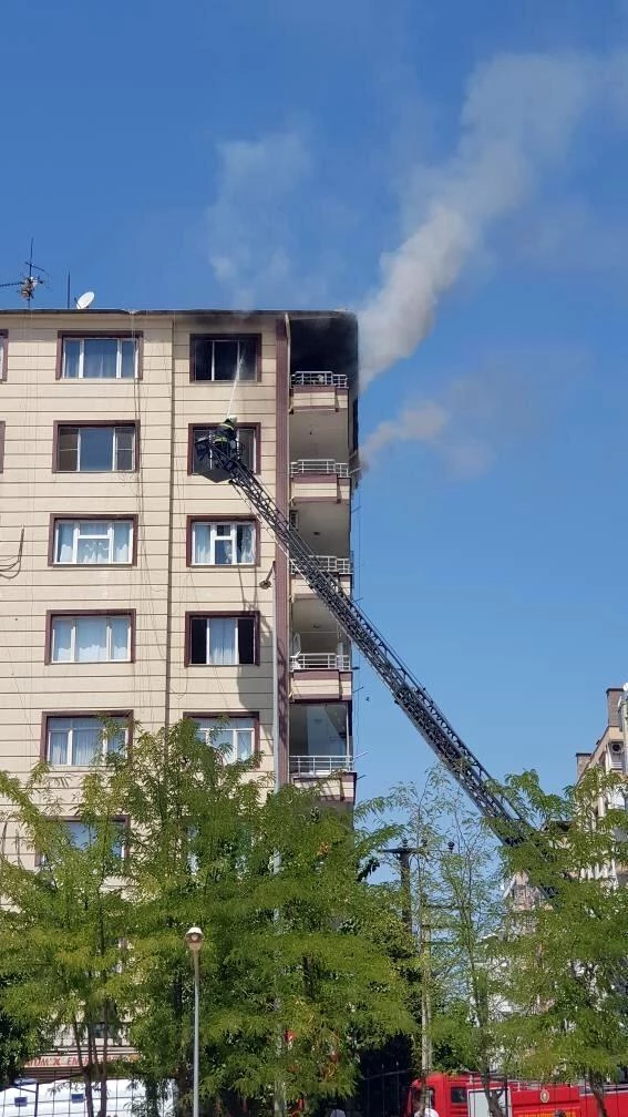 Diyarbakır'da korkutan yangın: Apartman boşaltıldı