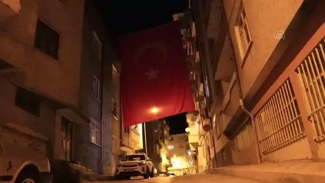 Son dakika haberi! Düşen yangın söndürme uçağında hayatını kaybeden pilot Mirzaoğlu'nun baba evi Türk bayraklarıyla donatıldı