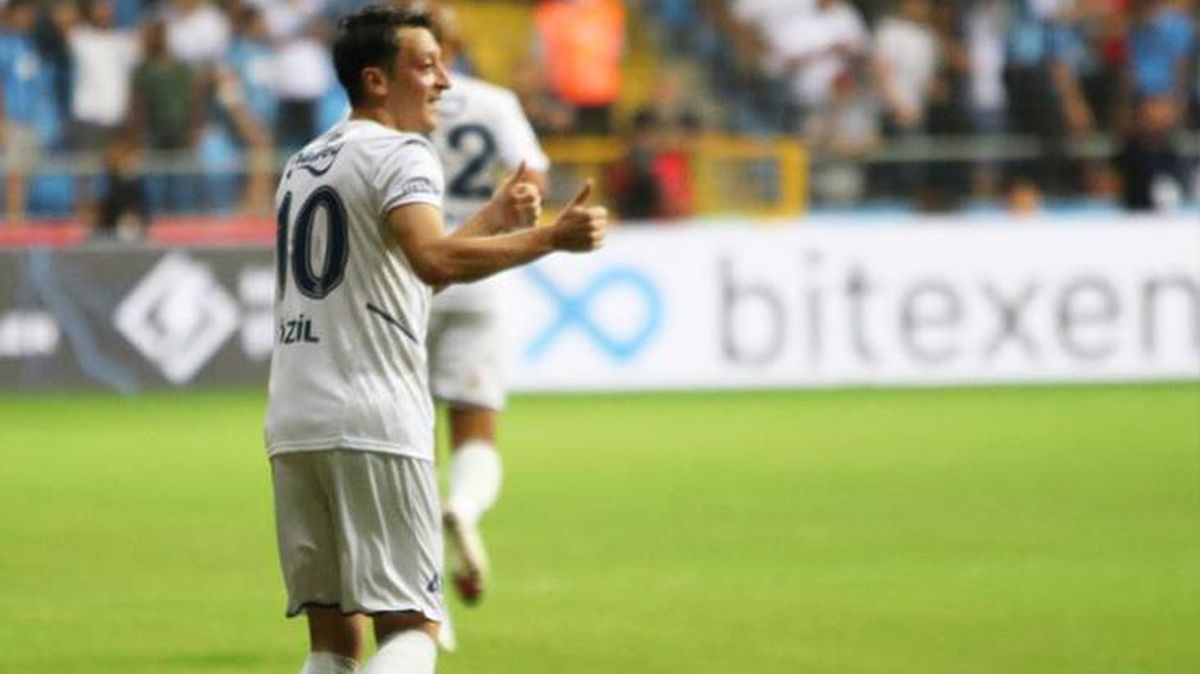 Fenerbahçe'ye galibiyeti getiren Mesut Özil, taraftarı mest etti! Paylaşımlar çılgınlık boyutuna ulaştı