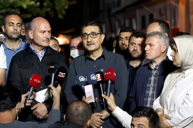 İçişleri Bakanı Süleyman Soylu, sel felaketinin yaşandığı Bozkurt'ta açıklama yaptı: (1)