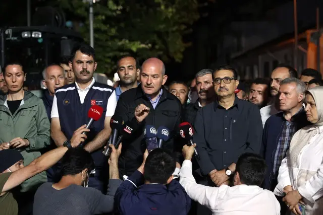 İçişleri Bakanı Süleyman Soylu, sel felaketinin yaşandığı Bozkurt'ta açıklama yaptı: (1)