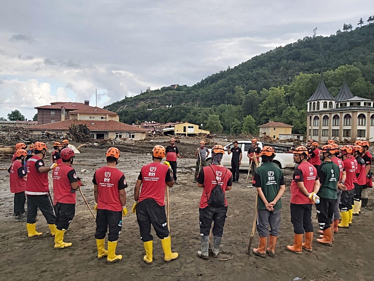 Son dakika! İHH, sel bölgelerindeki köylerde ikramlık, sıcak yemek ve içme suyu dağıtıyor