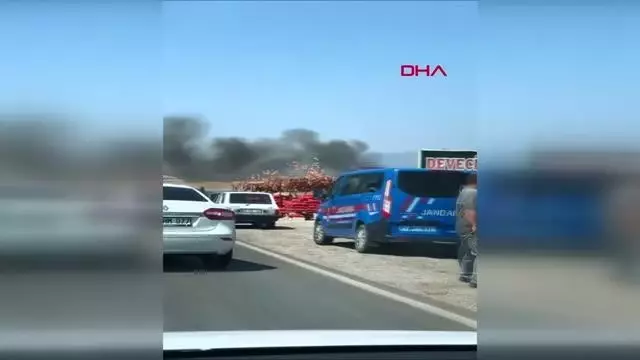 İslahiyede kamyonet önce yayaya sonra traktöre çarptı: 3 yaralı