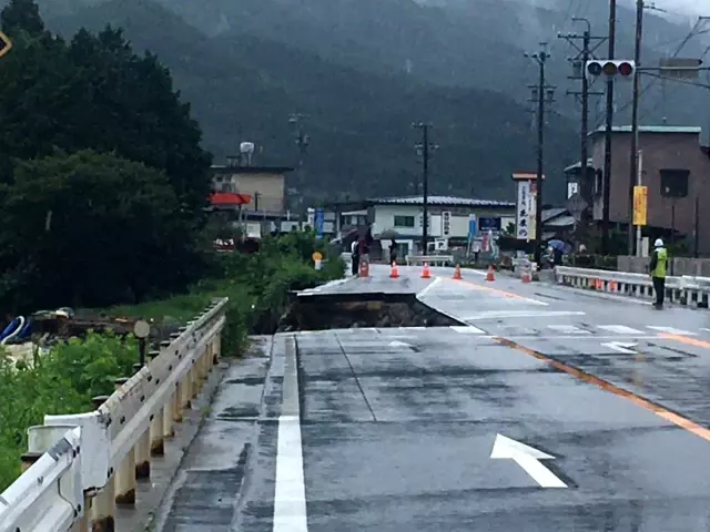 Japonya'da sel heyelana neden oldu: 3 ölü
