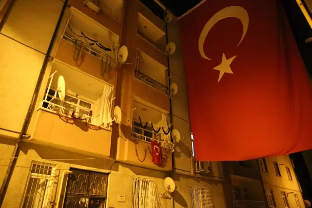 Son dakika haberi! Düşen yangın söndürme uçağında hayatını kaybeden pilot Mirzaoğlu'nun baba evi Türk bayraklarıyla donatıldı Son dakika haberi! Düşen yangın söndürme uçağında hayatını kaybeden pilot Mirzaoğlu'nun baba evi Türk bayraklarıyla donatıldı