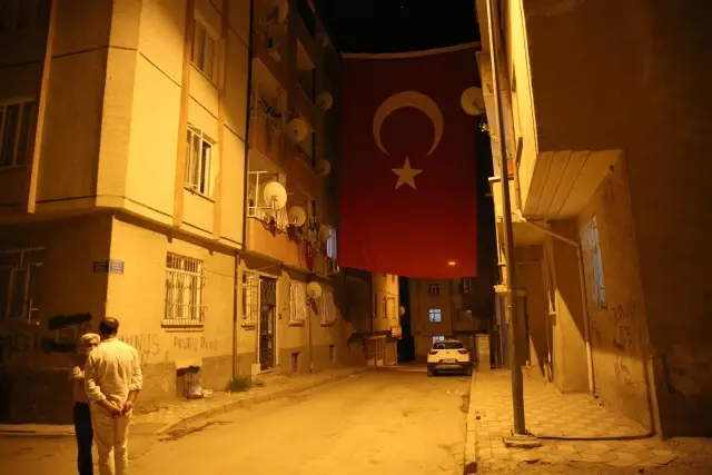Son dakika haberi! Düşen yangın söndürme uçağında hayatını kaybeden pilot Mirzaoğlu'nun baba evi Türk bayraklarıyla donatıldı