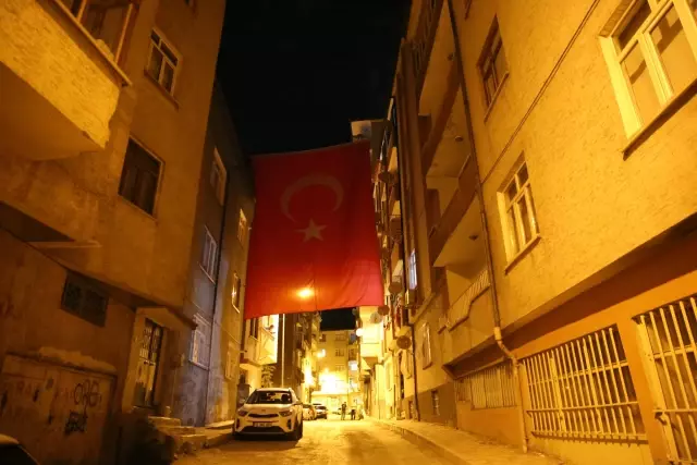 Son dakika haberi! Düşen yangın söndürme uçağında hayatını kaybeden pilot Mirzaoğlu'nun baba evi Türk bayraklarıyla donatıldı
