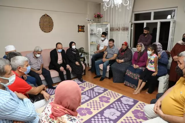 Son dakika haberi! Düşen yangın söndürme uçağında hayatını kaybeden pilot Mirzaoğlu'nun baba evi Türk bayraklarıyla donatıldı