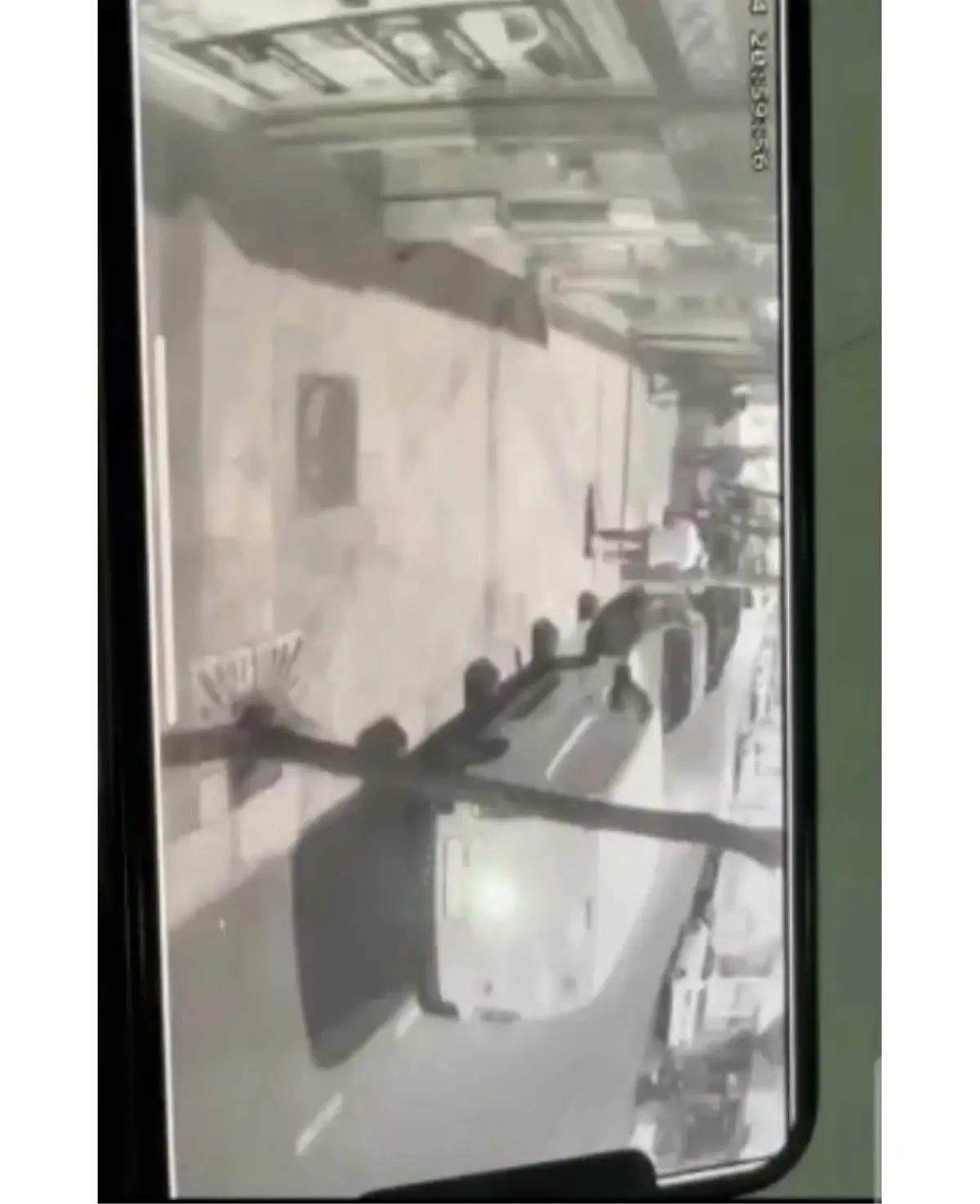 Son dakika haber | Kaldırımda yürüyen şahıs 3 kişinin silahlı saldırısına uğradı: O anlar kamerada