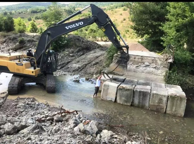 Karabük'te sel nedeniyle çöken Arnavut Köprüsü menfez konularak ulaşıma açıldı