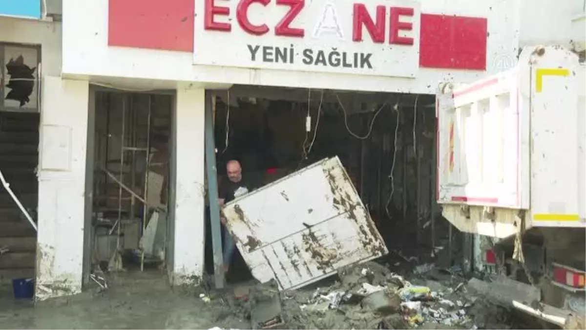 Son dakika... KASTAMONU - Bozkurt ilçesinde, selden zarar gören işyerlerinden çamur ve enkaz çıkarma çalışmaları (2)