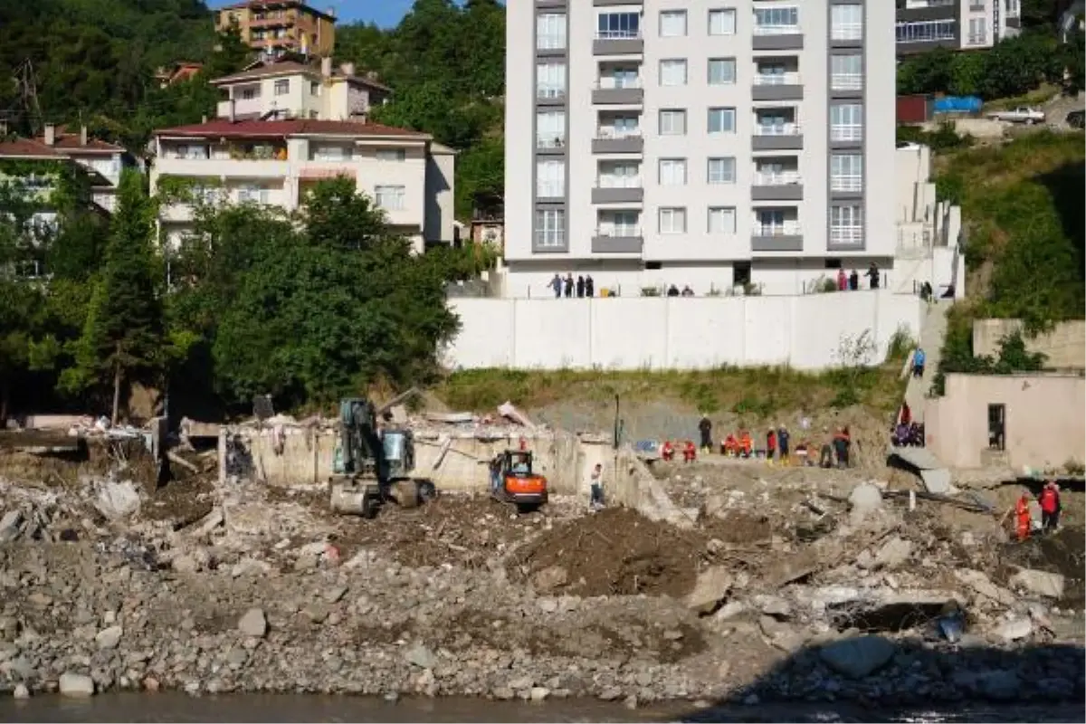 Kastamonu'daki sel felaketinde 62 kayıp aranıyor; 1 müteahhit için gözaltı kararı