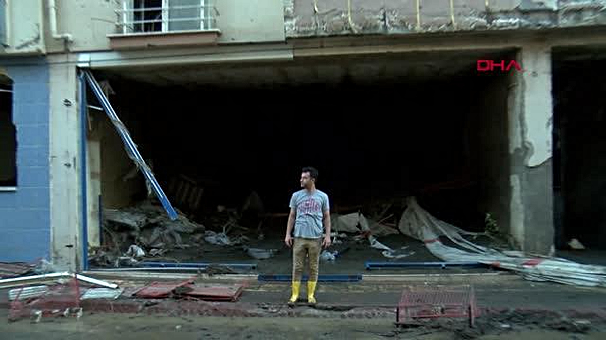 Son dakika gündem: KASTAMONU'DAKİ SEL FELAKETİNDE BALKON DEMİRİYLE HAYATA TUTUNDU - Vimarsana News
