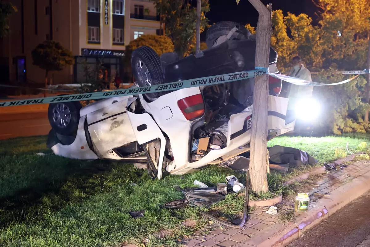 Son dakika haberi! Refüje çarpan otomobildeki 1 kişi öldü, 2 kişi yaralandı