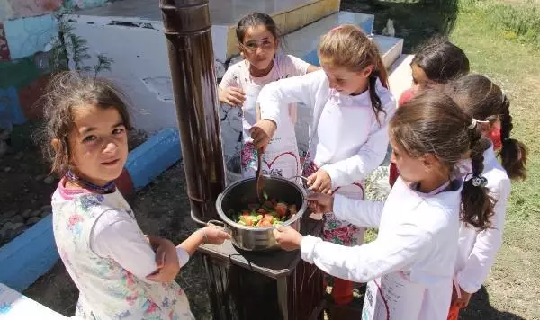 KÖYDE HARİKALAR YARATAN 'ÇALI KUŞU' ÖĞRETMEN ÇİFT