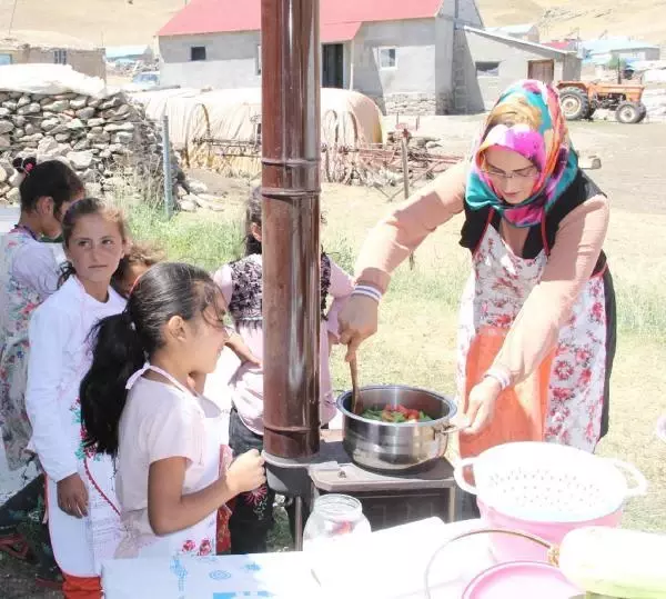 KÖYDE HARİKALAR YARATAN 'ÇALI KUŞU' ÖĞRETMEN ÇİFT