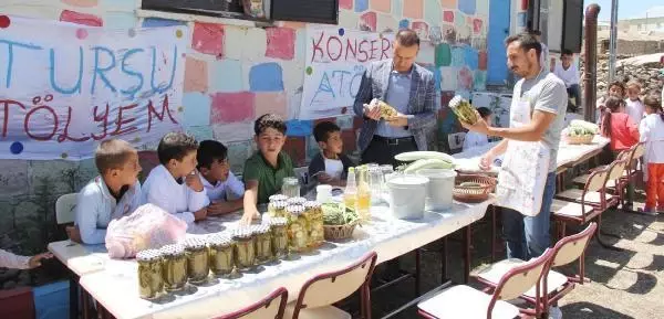 KÖYDE HARİKALAR YARATAN 'ÇALI KUŞU' ÖĞRETMEN ÇİFT