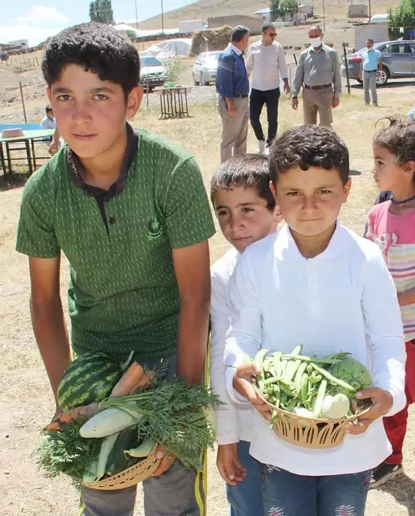 KÖYDE HARİKALAR YARATAN 'ÇALI KUŞU' ÖĞRETMEN ÇİFT