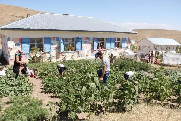 KÖYDE HARİKALAR YARATAN 'ÇALI KUŞU' ÖĞRETMEN ÇİFT