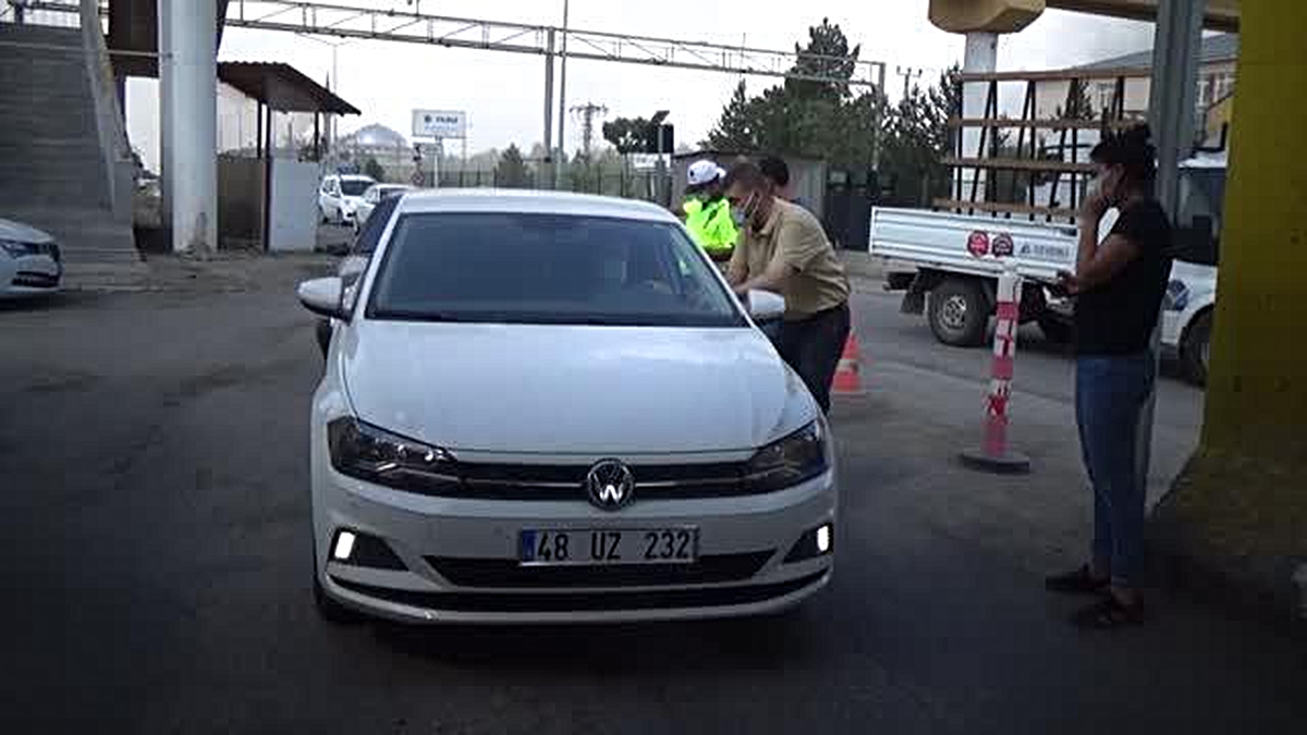 Mobil ekipler kontrol noktalarına aşı standı kurdu