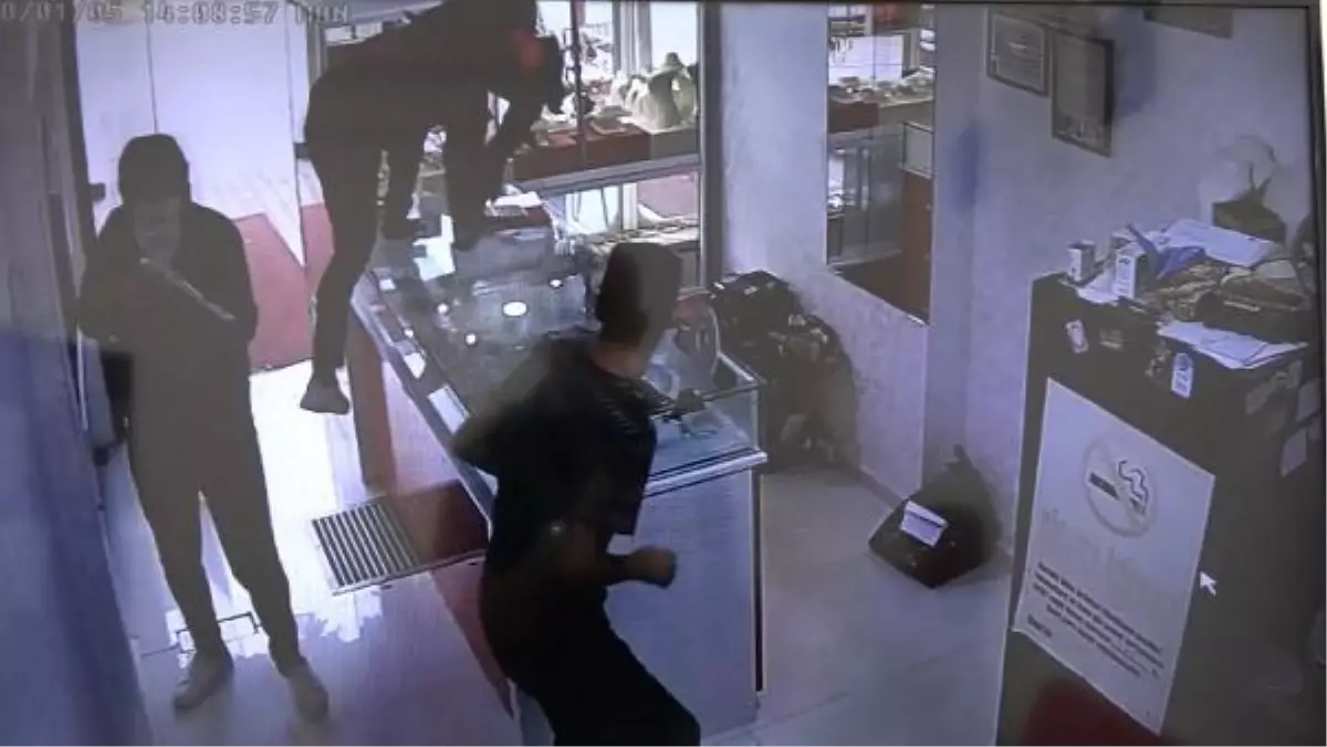 Pompalı şüpheliler, kuyumcuyu 35 saniyede soymuş