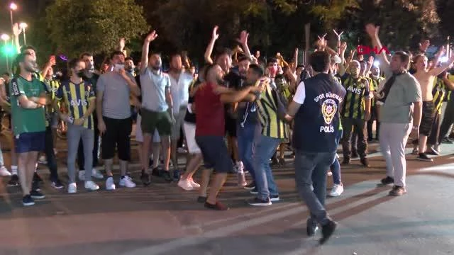 SPOR Fenerbahçe kafilesi, Adana'ya geldi; karşılamada Galatasaraylı taraftarlar dikkat çekti