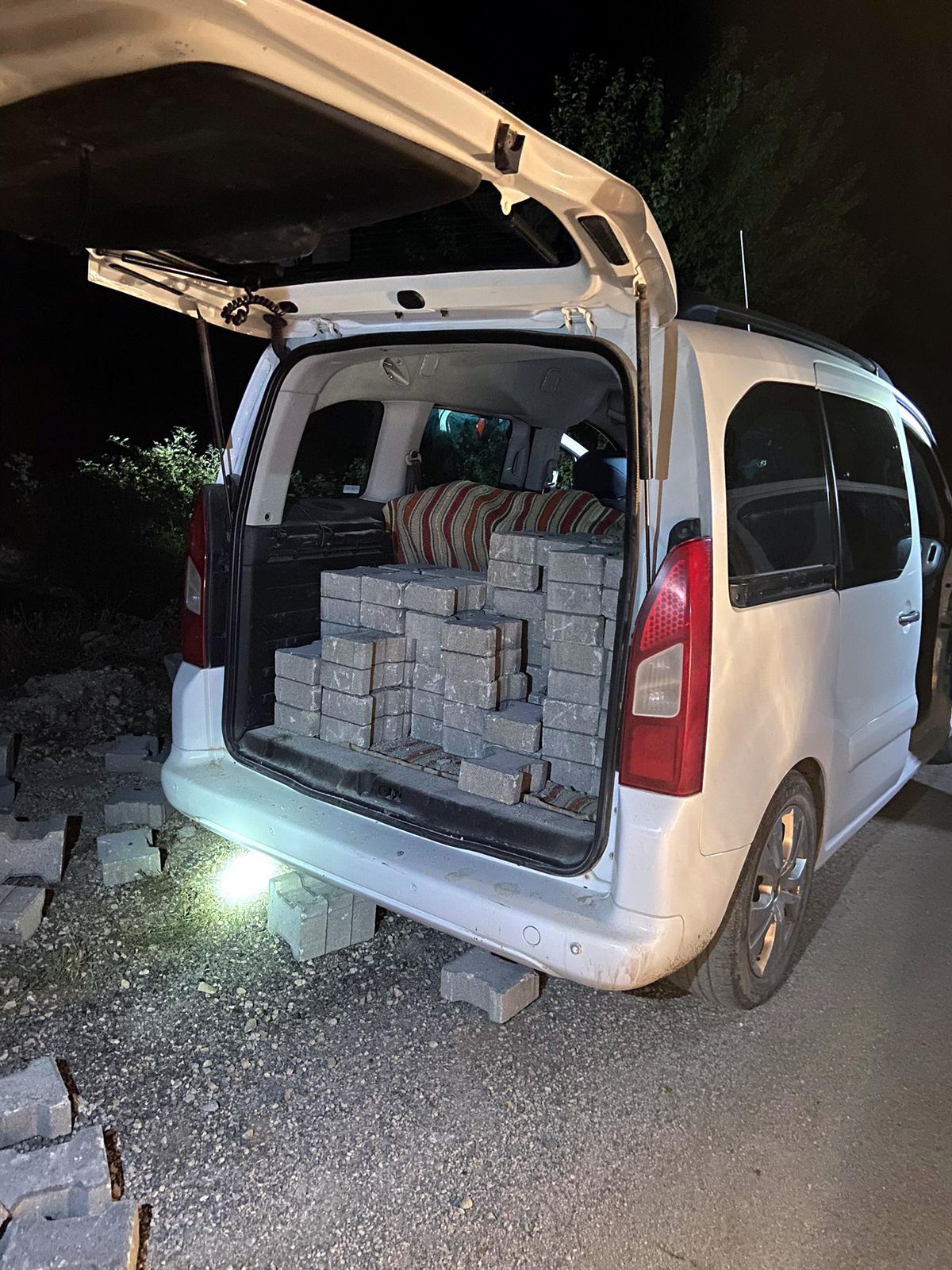 Tokat'ta Zinav Gölü'nde kilitli parke taşı çaldıkları iddiasıyla 4 kişi yakalandı