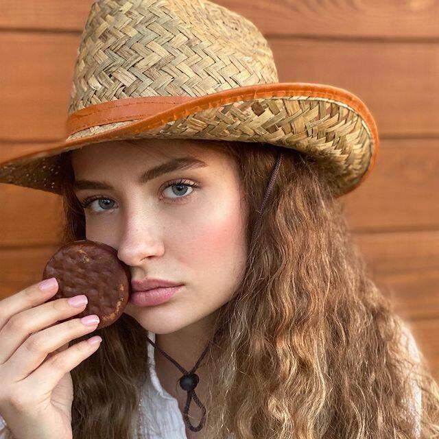 Trafikte tartıştığı adamın yüzüne tüküren Irmak Arıcı'dan bir skandal daha! Sahneden indirildi