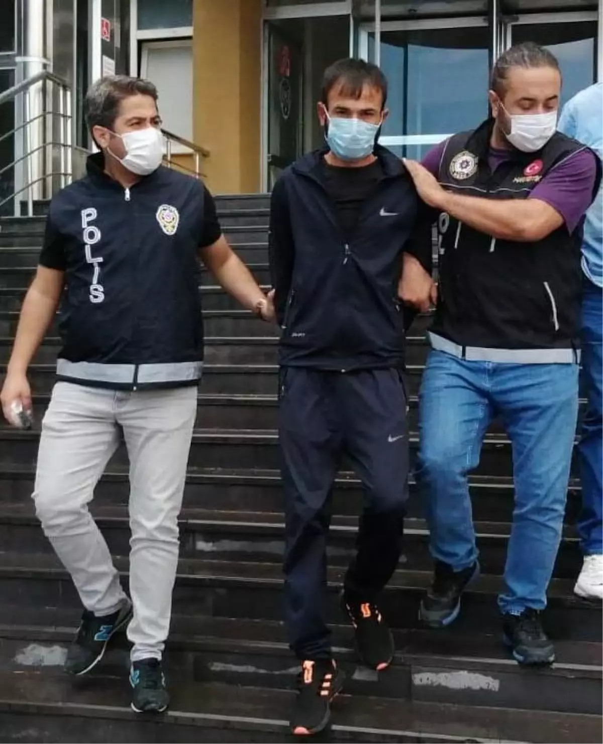 23 yıl hapisle aranıyordu, saklandığı evde yakalandı